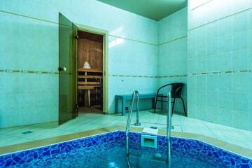 Фото номера Коттедж (4 взрослых) с сауной Дома для отпуска Домик у пруда. SPA Усадьба г. Пигасово 8